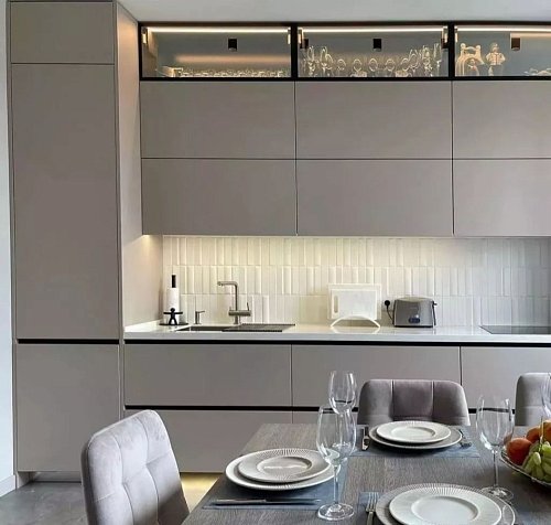 Угловая кухня с подсветкой , стиль hi-tech