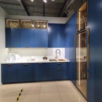 Угловая кухня с глянцевым фасадом со стеклом