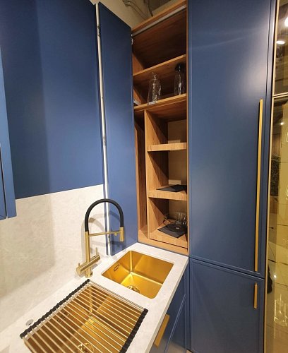 Угловая кухня с глянцевым фасадом со стеклом