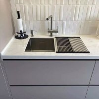 Угловая кухня с подсветкой , стиль hi-tech