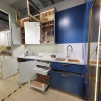 Угловая кухня с глянцевым фасадом со стеклом