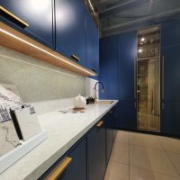 Угловая кухня с глянцевым фасадом со стеклом