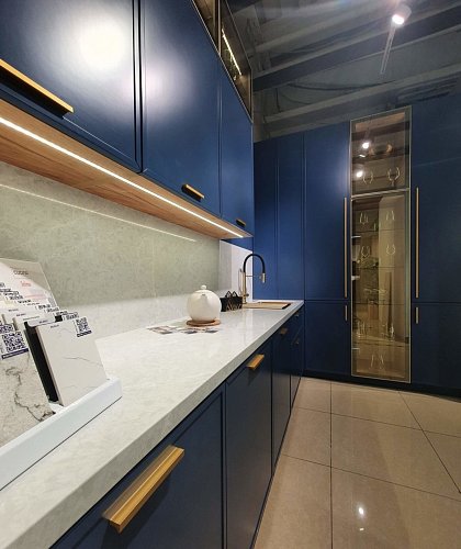 Угловая кухня с глянцевым фасадом со стеклом