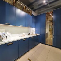 Угловая кухня с глянцевым фасадом со стеклом