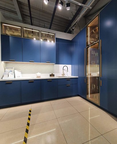 Угловая кухня с глянцевым фасадом со стеклом